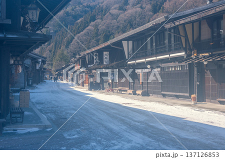 【奈良井宿】雪景色の宿場町【木曽路】 【奈良井宿】雪景色の宿場町【木曽路】 137126853