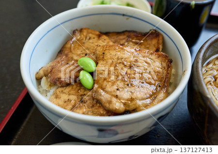 豚丼 137127413