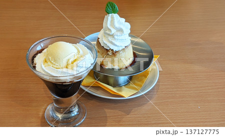 コーヒーゼリーとプリンのデザート コーヒーゼリーとプリンのデザート 137127775