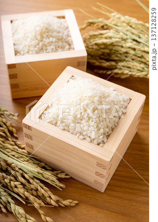 枡に盛られた米 137128259