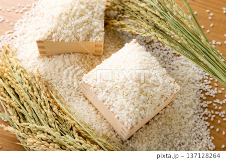 枡に盛られた米 137128264