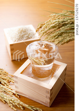枡に入ったお米とお酒 枡に入ったお米とお酒 137128270