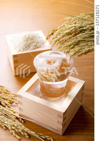 枡に入ったお米とお酒 137128271