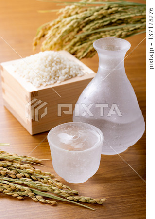 注がれるお酒 137128276