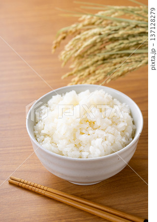 茶碗に盛り付けたご飯 茶碗に盛り付けたご飯 137128279