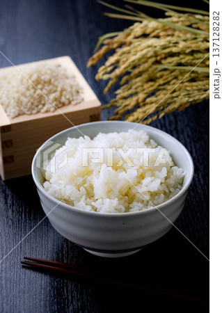 茶碗に盛り付けたご飯 茶碗に盛り付けたご飯 137128282