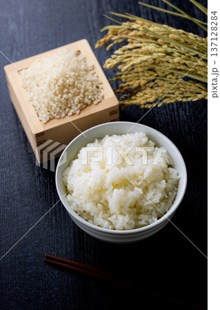 茶碗に盛り付けたご飯 茶碗に盛り付けたご飯 137128284