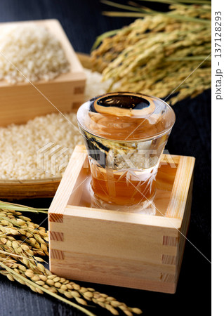 枡に入ったお米とお酒 137128293