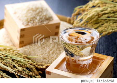 枡に入ったお米とお酒 137128298