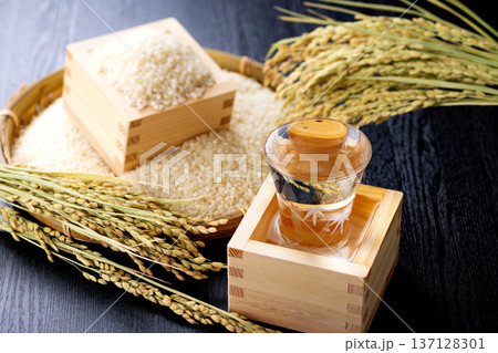 枡に入ったお米とお酒 137128301