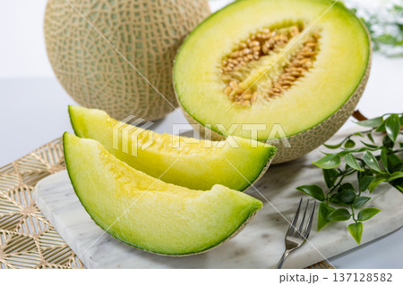 カットしたメロン 137128582