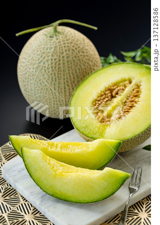 黒バックのメロンイメージ 137128586