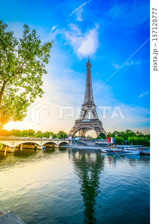 eiffel tour over Seine river 137128777