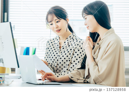 オフィスで働く女性 137128938