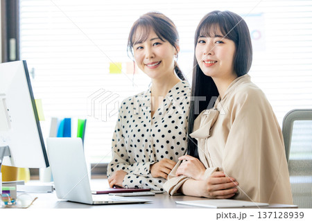 オフィスで働く女性 オフィスで働く女性 137128939