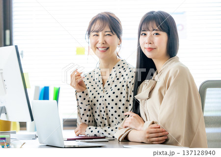 オフィスで働く女性 137128940