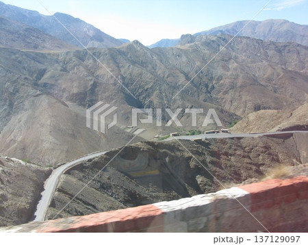 モロッコ・アトラス山脈越え モロッコ・アトラス山脈越え 137129097