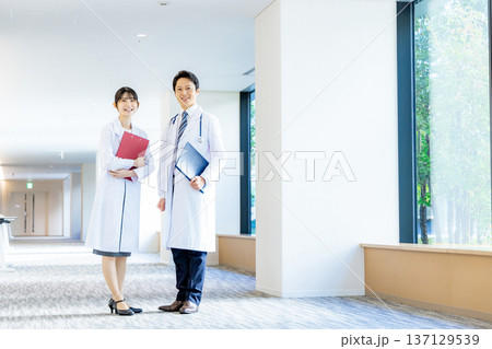白衣の男女 白衣の男女 137129539