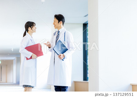 白衣の男女 137129551