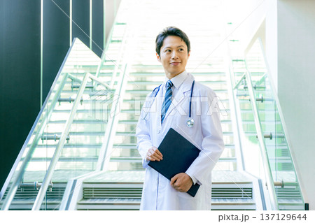 病院で働く若い医師　 137129644