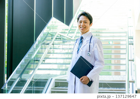 病院で働く若い医師　 137129647