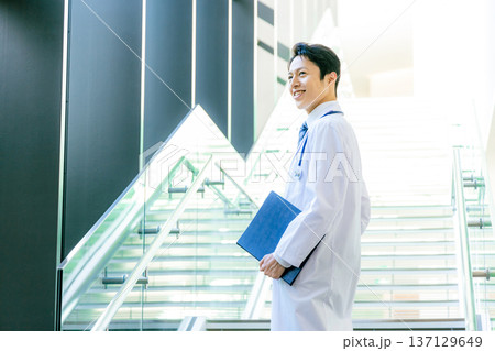 病院で働く若い医師　 137129649