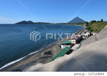 山川砂蒸し温泉と開聞岳 鹿児島県指宿市 山川砂蒸し温泉と開聞岳 鹿児島県指宿市 137129664