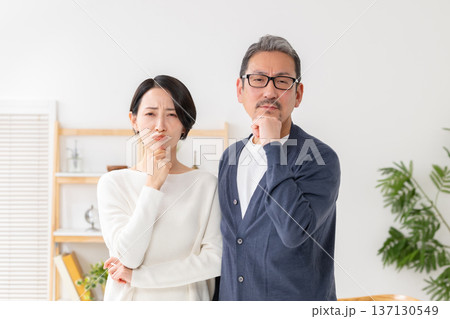 考えるミドル夫婦 137130549