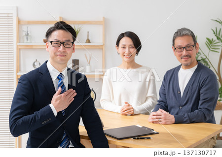 営業マンと商談をするミドル夫婦 営業マンと商談をするミドル夫婦 137130717