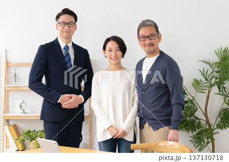 営業マンと商談をするミドル夫婦 営業マンと商談をするミドル夫婦 137130718