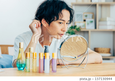 スキンケアする若い男性 スキンケアする若い男性 137130944