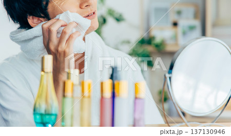 スキンケアする若い男性 スキンケアする若い男性 137130946