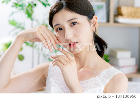 肌の潤いを実感するミドル女性 肌の潤いを実感するミドル女性 137130950