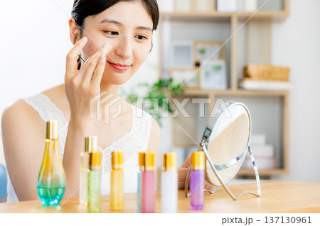 スキンケアをする若い女性 137130961