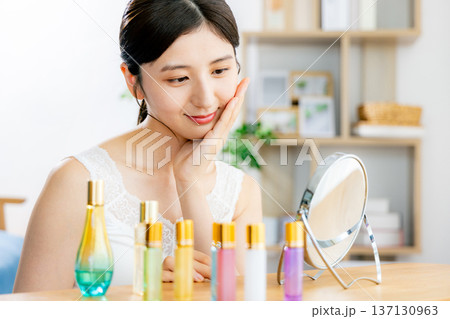 スキンケアをする若い女性 スキンケアをする若い女性 137130963