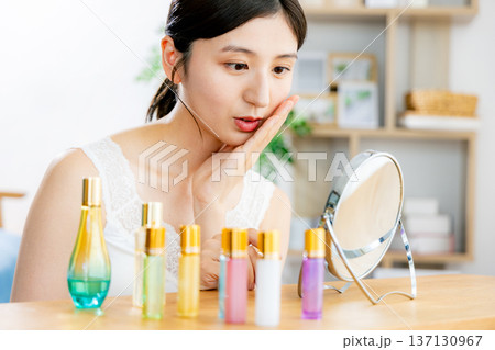 スキンケアをする若い女性 スキンケアをする若い女性 137130967