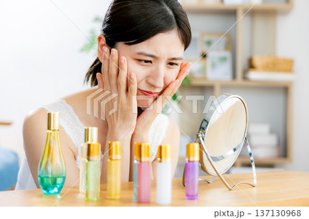 スキンケアをする若い女性 スキンケアをする若い女性 137130968