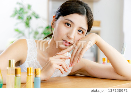 スキンケアをする若い女性 137130971