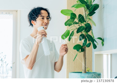 ライフスタイル 男性 観葉植物 ライフスタイル 男性 観葉植物 137130978