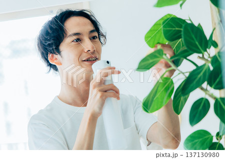 ライフスタイル 男性 観葉植物 ライフスタイル 男性 観葉植物 137130980