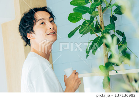ライフスタイル 男性 観葉植物 ライフスタイル 男性 観葉植物 137130982