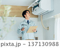 エアコンを点検する作業員 137130988