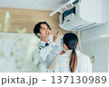 エアコンを点検する作業員 137130989
