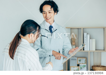 エアコンを点検する作業員 エアコンを点検する作業員 137130994