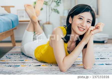 ラグの上でうつ伏せの女性 137131016