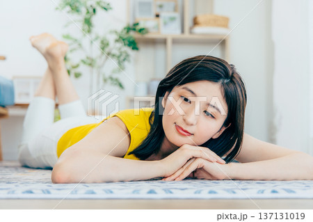 ラグの上でうつ伏せの女性 ラグの上でうつ伏せの女性 137131019
