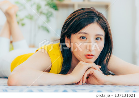 ラグの上でうつ伏せの女性 137131021