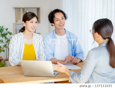 相談する若い夫婦 137131035