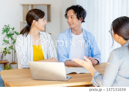 相談する若い夫婦 相談する若い夫婦 137131039