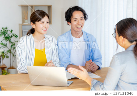 相談する若い夫婦 137131040